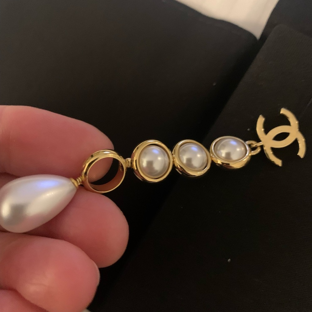 Chanel Gold,White Pearl Drop Earrings, rare , authentic ,summer 2025 col… - Picture 9 of 11